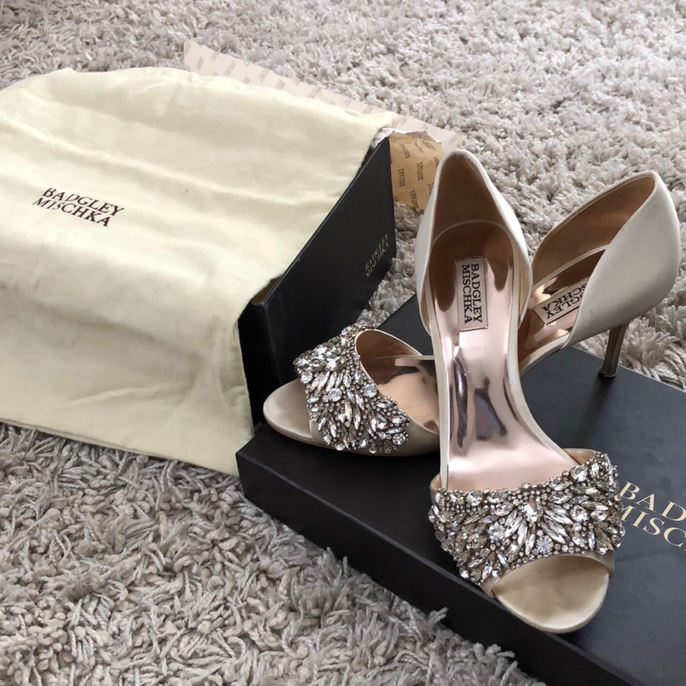 Badgley Mischka Women’s Hansen Embellished Satin Ivory size 9